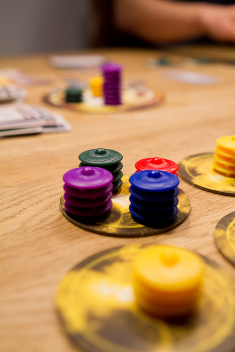 Både rød, grøn, lilla og blå spiller har lavet koloni på en af gul spillers planeter.