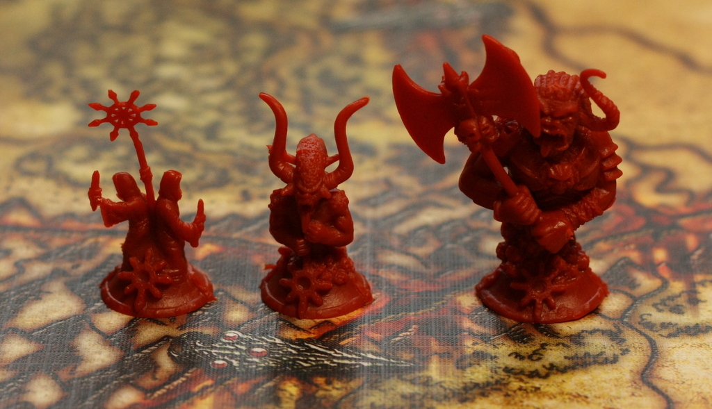 Hver spiller har tre forskellige slags tilhængere, de kan hidkalde: cultist, warriors og greater daemon. Det koster et power point at hidkalde en cultist, en warrior koster to, og vælger man at sætte en greater daemon i spil, skal man af med tre power point.