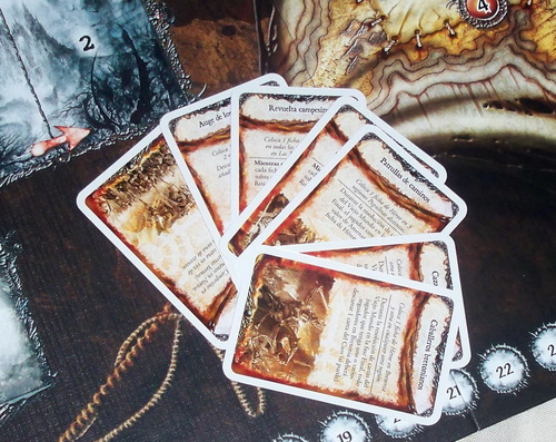 I hver runde bliver der trukket et Old World Card. Alle har en øjeblikkelig effekt, og enkelte har en mere vedvarende effekt.