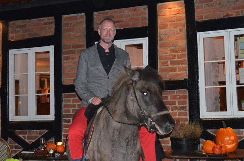 VOR HERRE TIL HEST – Brikker & Bræts journalist, Thomas Holmby måtte en tur af hesten, da han insisterende blev afkrævet en ridetur, inden han kunne skrive om hestespil.