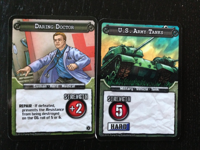 To eksempler på resistance kort. Daring Doctor er et Hero kort, og hvis du har trukket ham, skal du altså trække flere kort fra Resistance-bunken.