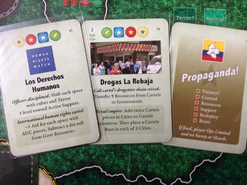 Tre eksempler på kort, hvor et af dem er et særligt propagandakort.