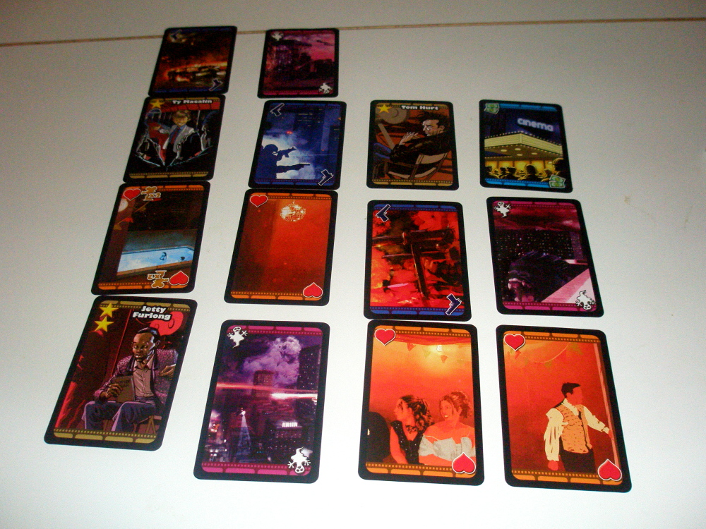 I begyndelsen af hver runde skal kortene lægges op sådan. To søjler med fire kort, og to søjler med tre kort.