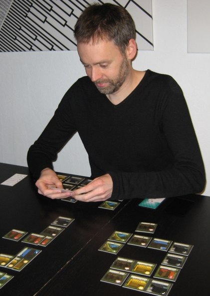 Morten pusler med solovarianten til Between Two Cities.