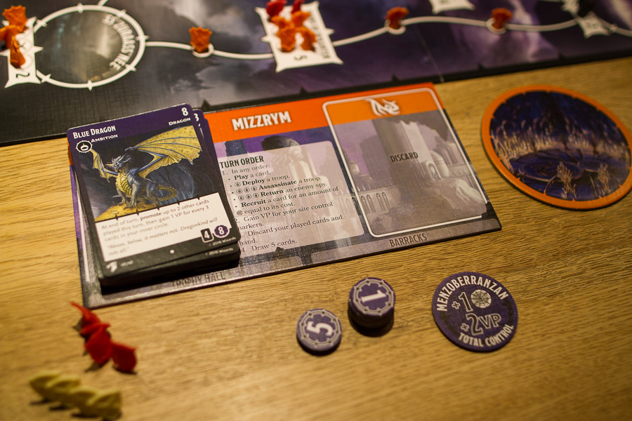 Til venstre ses en spillers drow hus-plade, til højre spillerens inner circle-kort.