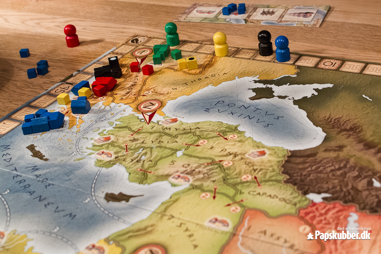 Spillerne scorer point ved at bygge byer, opføre templer og være den dominerende militærmagt.