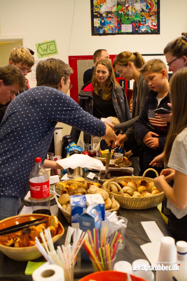 På spilfestivalen er der en cafe, hvor du kan købe lidt at spise og drikke. Men du er også velkommen til at tage din egen madpakke med.