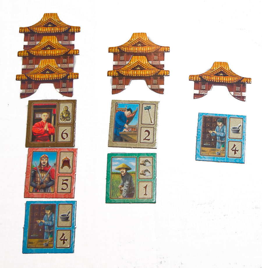 Eksempel på en spillers paladser i slutningen af In the Year of the Dragon. Spilleren scorer tolv point, for at have seks overlevende personer, samt tre point for den unge buddistiske munk i paladset med tre etager.