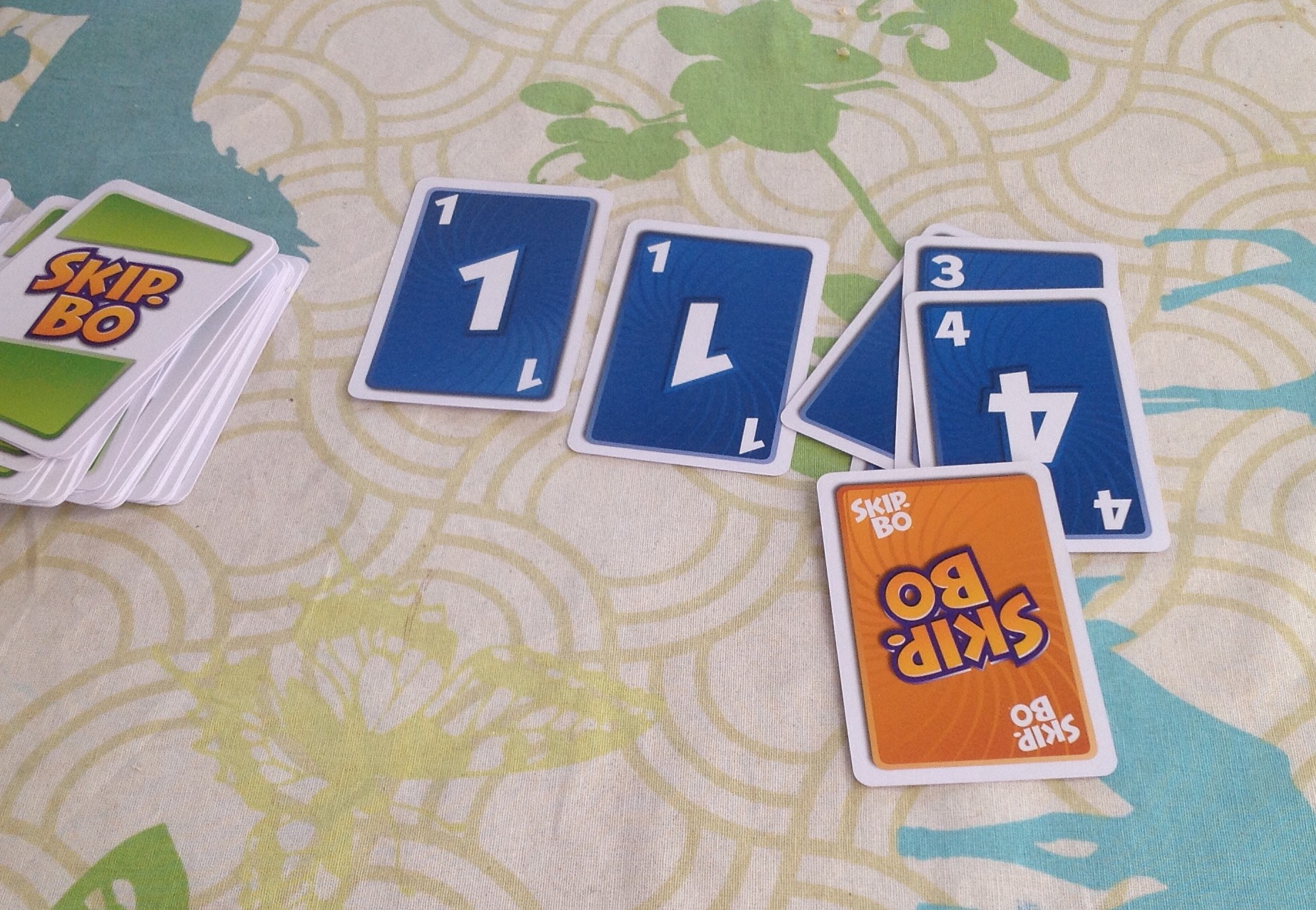 Skip-Bo-kort er jokere, der kan være et hvilken som helst andet kort i spillet. Her er det en femmer.