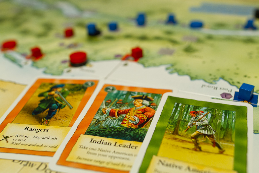 Den britiske spiller kombinerer tre af sine kort til at foretage et indianerangreb på den franske spiller i A Few Acres of Snow