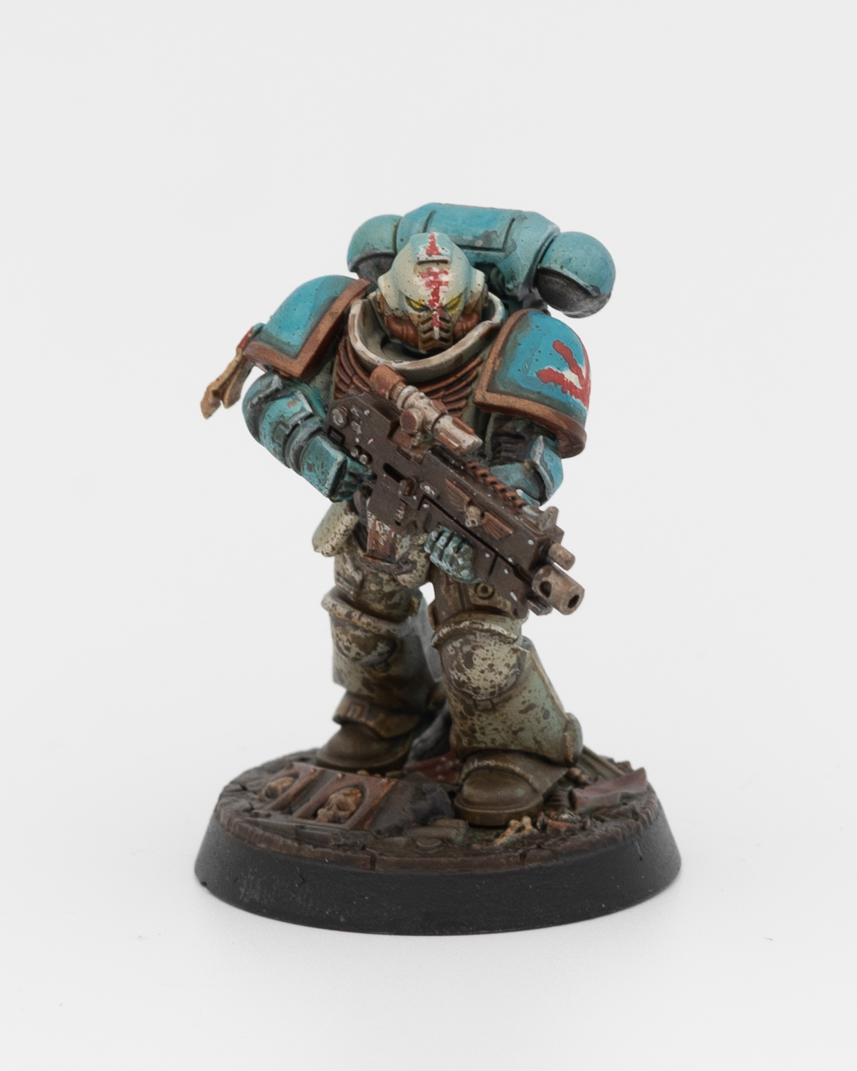 Du har ikke nødvendigvis brug for en space marine til din airbrush, men det skader vel aldrig at have et par space marines. Ham her er malet hovedsagelig med airbrush. Læg mærke til overgangen mellem den blå og den lyse farve på hjelmen. Det tog et par sekunder at lave med min airbrush. Hvis jeg skulle lave det med glazes ville det tage lang tid.