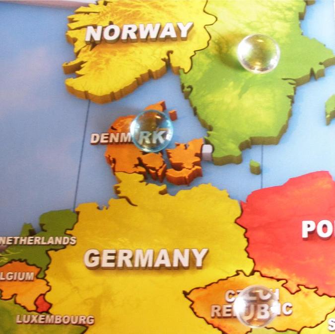 Eksempel på omkostningsudregning. Den blå perle er afrejseland, og de hvide er landende man har valgt imellem. Da Danmark og Sverige er nabolande betaler man 10 euro for at rejse over grænsen, og 30 euro i bøde. Rejsen fra Sverige til Tjekkiet fører spilleren over to grænser, der i alt koster 20 euro. Altså koster denne rejse i alt 50 euro.
