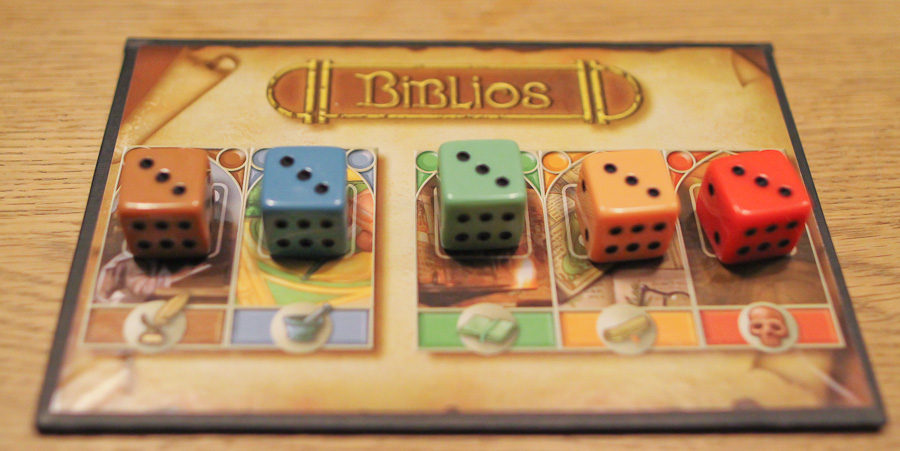 I starten af Biblios placeres alle terningerne som 3'ere på feltet i den tilsvarende farve. Terningerne signalerer hvor mange point majoritet i den pågældende farve er værd i slutningen af spillet.