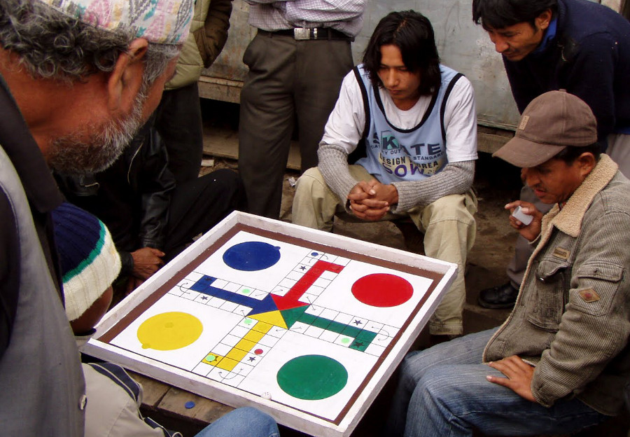 Ludo i Indien.
I indien har hinduer, sikher, muslimer og kristne i flere århundreder slået hinanden hjem med et smil på læben.