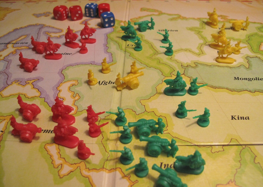 Risk spillepladen med et 'stand-off' mellem flere spillere. Der ses både infanteri, kavaleri og artilleri.