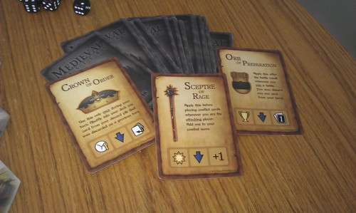 Hver spiller får en af de tre forskellige slags artefakter til at hjælpe sig i spillet.