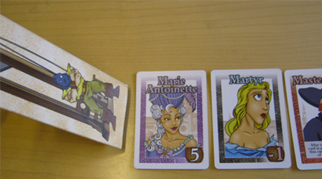 Actionkortene blandes også, og hver spiller modtager fem kort. De resterende kort placeres i to bunker på bordet.