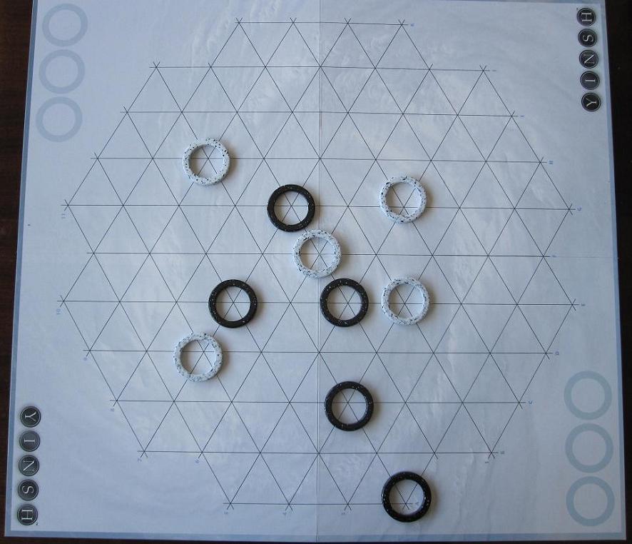 Eksempel på en opsat plade med de fem ringe for hver spiller.