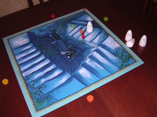 Spillerne starter i øverste højre hjørne og skal bevæge sig op af trappen. Undervejs vil de alle blive skjult under spøgelserne.