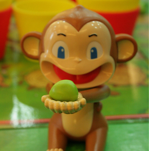 Når nødden er placeret i abens hånd, trykker du ned, sigter og slipper.