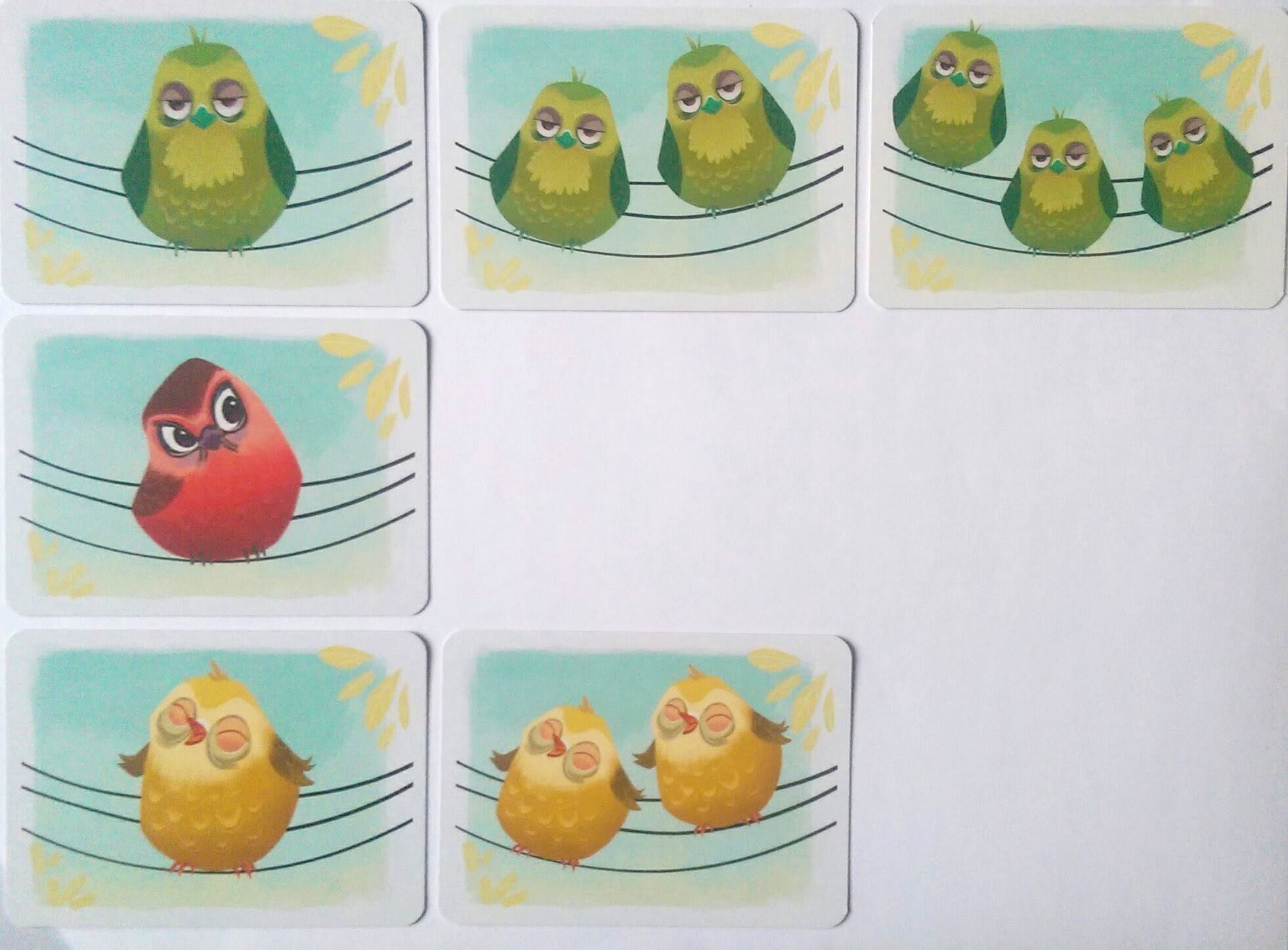 Spilleren har tre samlinger. Den grønne samling er komplet. Den gule mangler kortet med tre gule fugle, og det næste kort i den røde samling er kortet med to røde fugle.