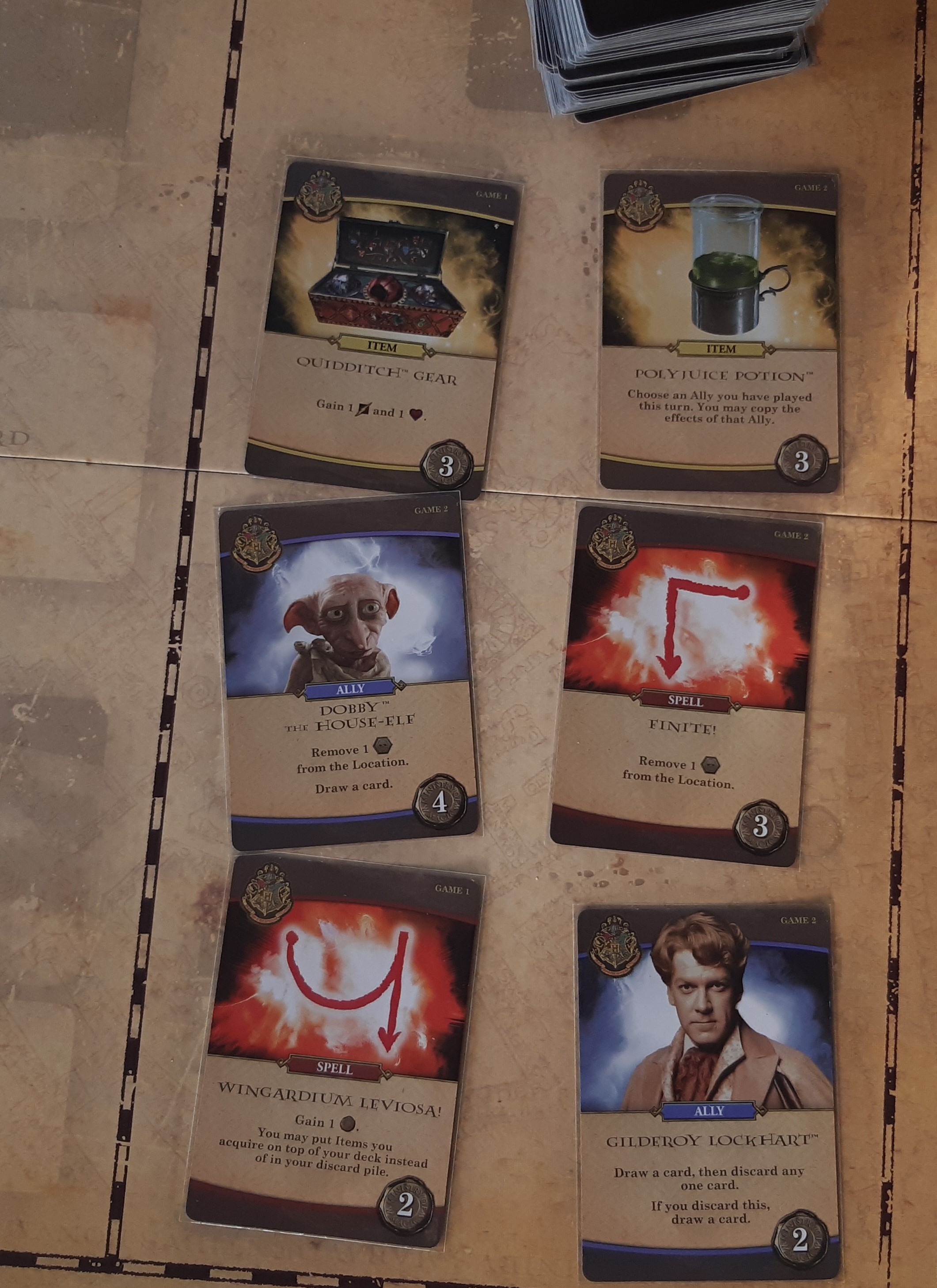 Det er fra disse kort, at spillerne kan købe nye kort til deres deck.